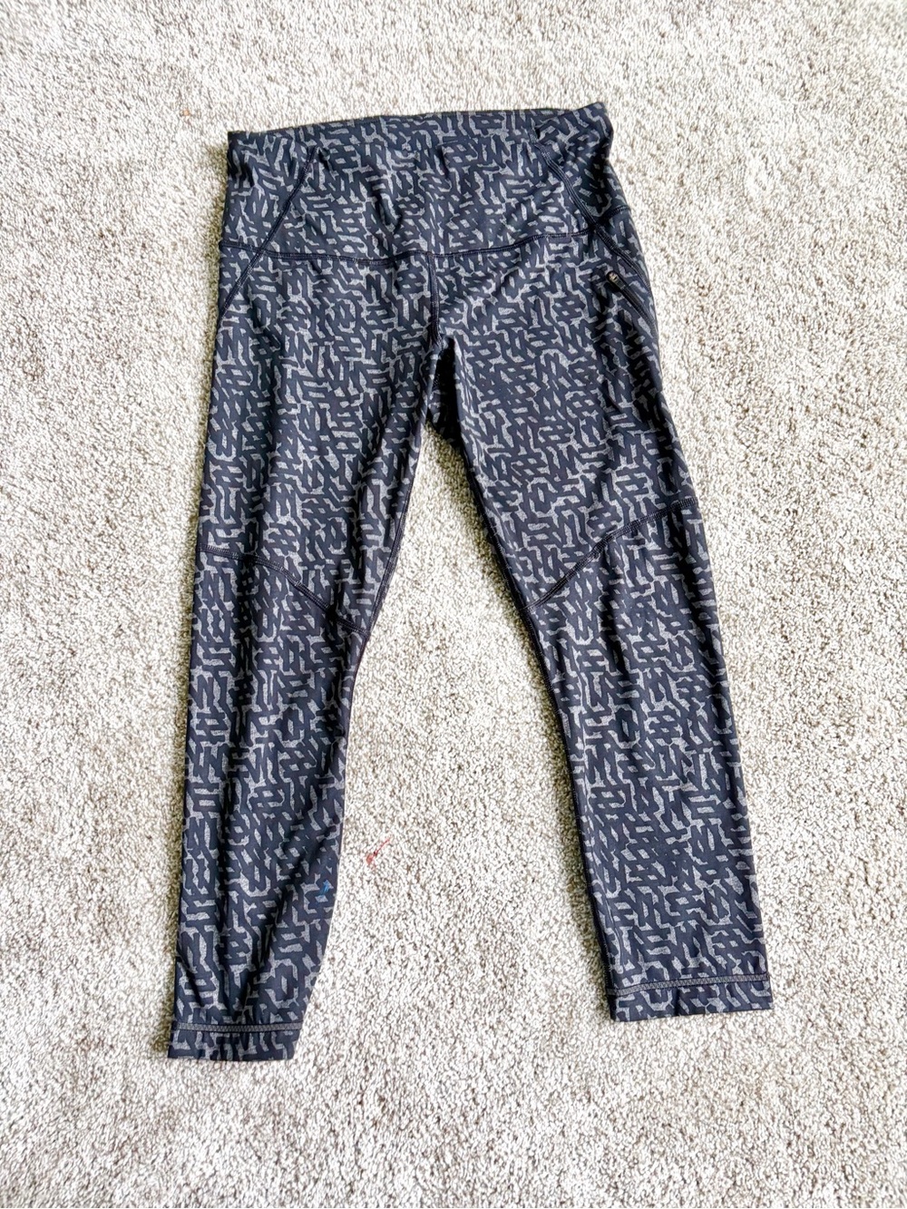 Lululemon 🍋 size 8 geometric leggings. NWOT.